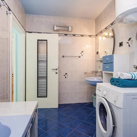 Апартаменти With Parking Space - 24005 *